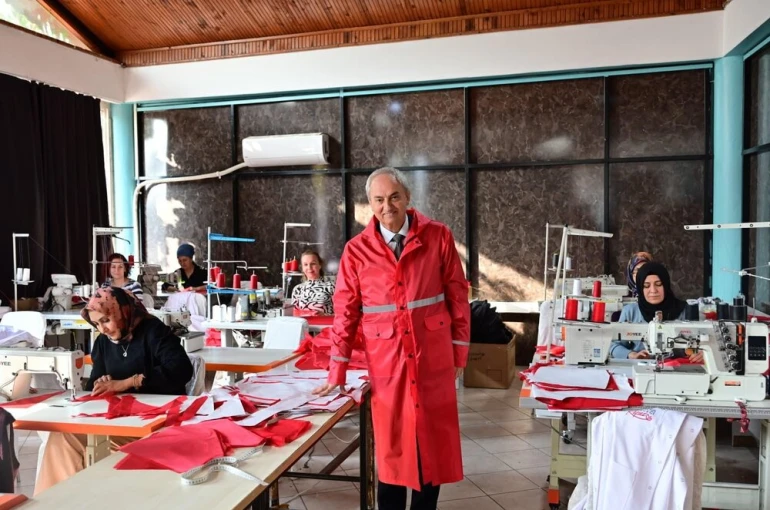 Başkan Kocagöz kadın emeğiyle üretilen yağmurlukları bizzat test etti
