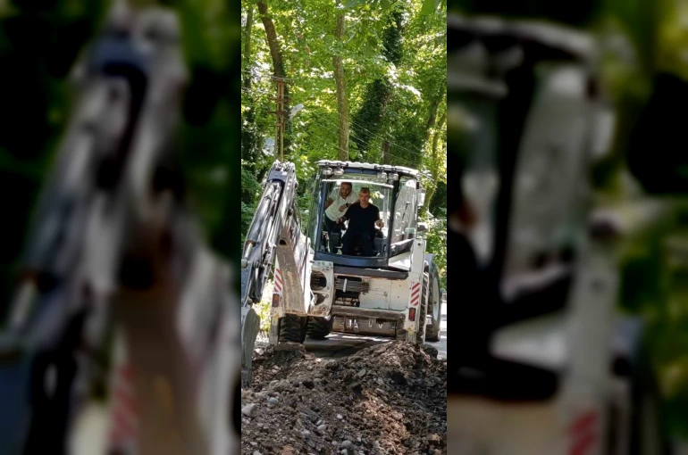 Başkan makamı bıraktı, kepçe koltuğuna geçti