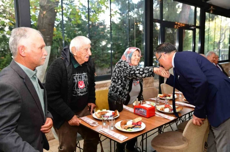 Başkan Öküzcüoğlu emekli öğretmenlerle buluştu