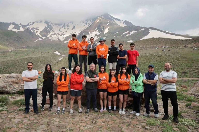 Başkan Özdoğan, Erciyes’te dağcılarla zirve heyecanını paylaştı