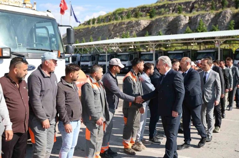 Başkan Palancıoğlu, mesaiye personel ile bayramlaşarak başladı