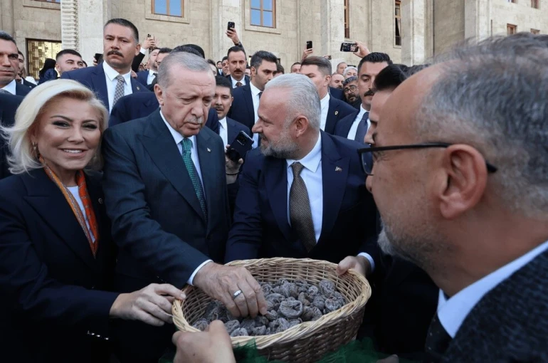 Başkan Pehlivan’dan Cumhurbaşkanı Erdoğan’a incir ikramı