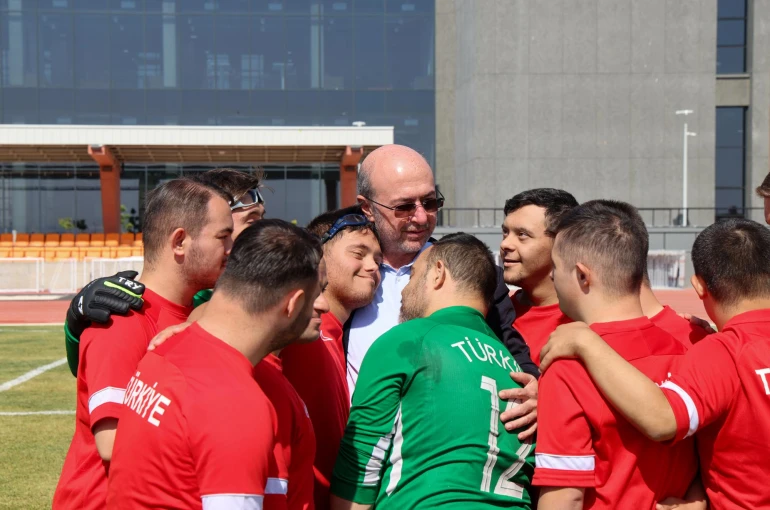 Başkan Pekyatırmacı Down Sendromlu Futsal Milli Takımı ile bir araya geldi