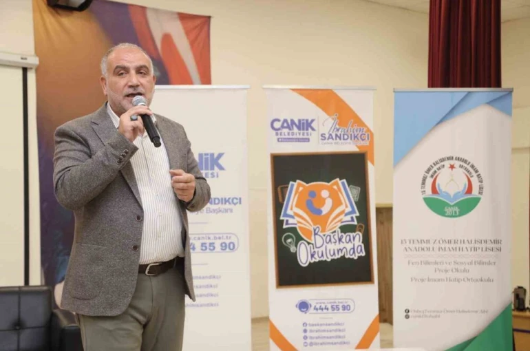 Başkan Sandıkçı: "3 yıldır kesintisiz, tüm öğrencilere burs desteği sağlayan tek belediyeyiz"