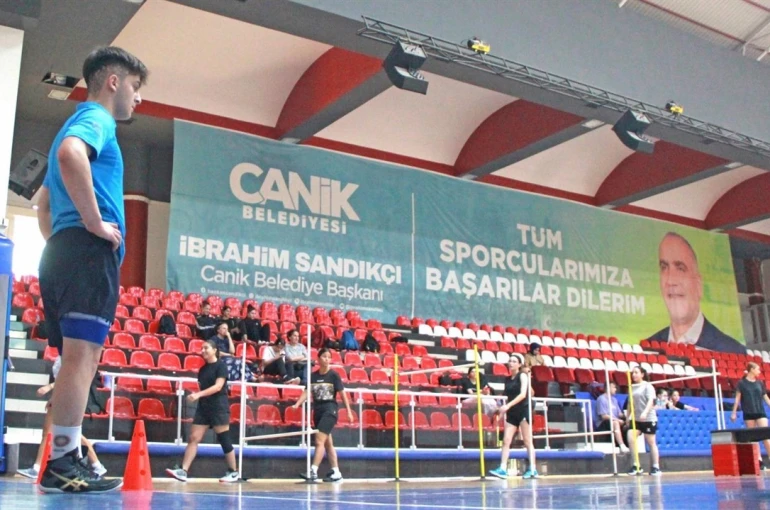 Başkan Sandıkçı: "Ücretsiz akademiye hazırlık kurslarımızda genç kardeşlerimizi uzman eğitmenlerle ağırlıyoruz"