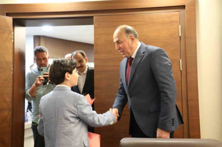 Başkan Şerif Arslan koltuğunu Harun Alp’e devretti