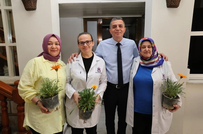 Başkan Şimşek çalışan anneleri çiçekle sevindirdi