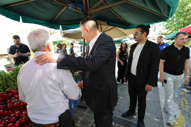 Başkan Şimşek, pazarcı esnafı ve vatandaşların sorunlarını dinledi
