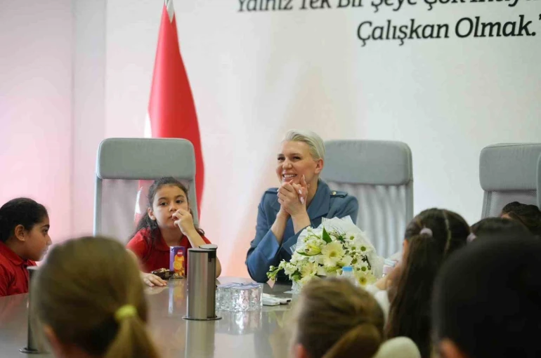 Başkan Subaşı’nı ziyaret eden minikler, belediyenin yürüttüğü çalışmalar hakkında bilgi aldı