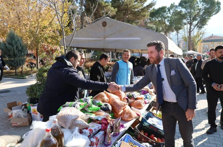 Başkan Tatık Gazze için düzenlenen hayır çarşısını gezdi