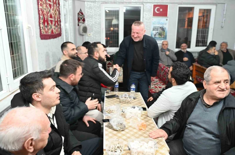 Başkan teravih sonrası vatandaşlarla buluştu