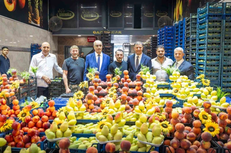 Başkan Tugay, hal esnafıyla buluştu 