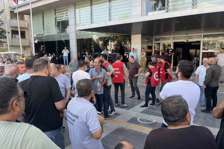 Başkan Tugay Karşıyaka’da çöp toplattı, işçiler karşı karşıya geldi
