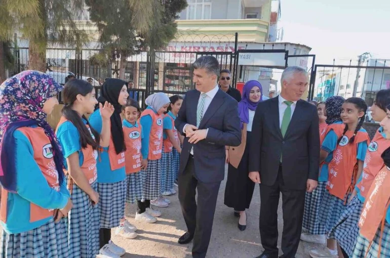 Başkan Vekili Şener’den öğrencilere kitap müjdesi