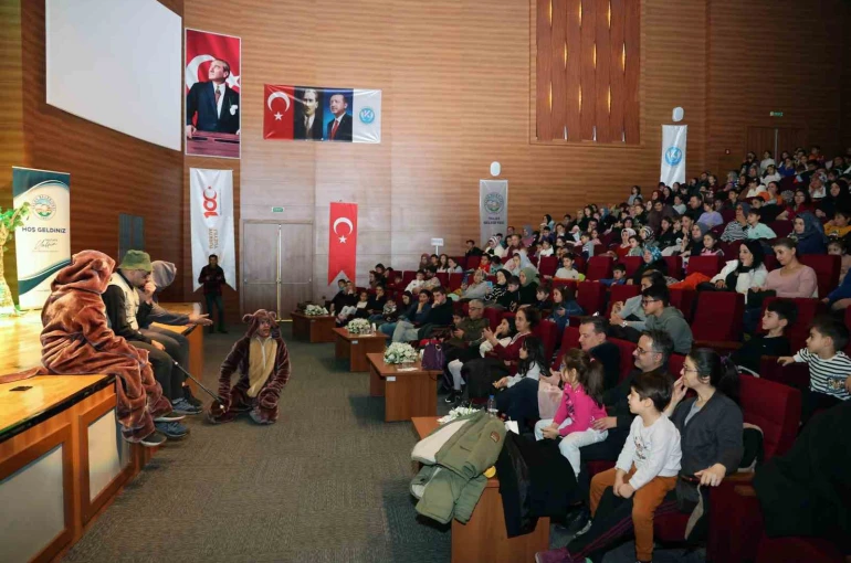Başkan Yalçın’dan çocuklara karne hediyesi tiyatro şöleni