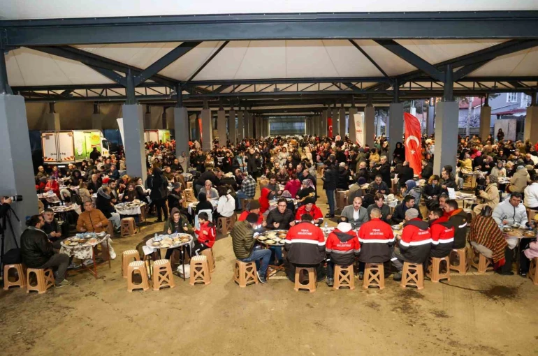 Başkan Yalım, Atatürk Mahallesi’nde yüzlerce vatandaşla iftar sofrasında bir araya geldi