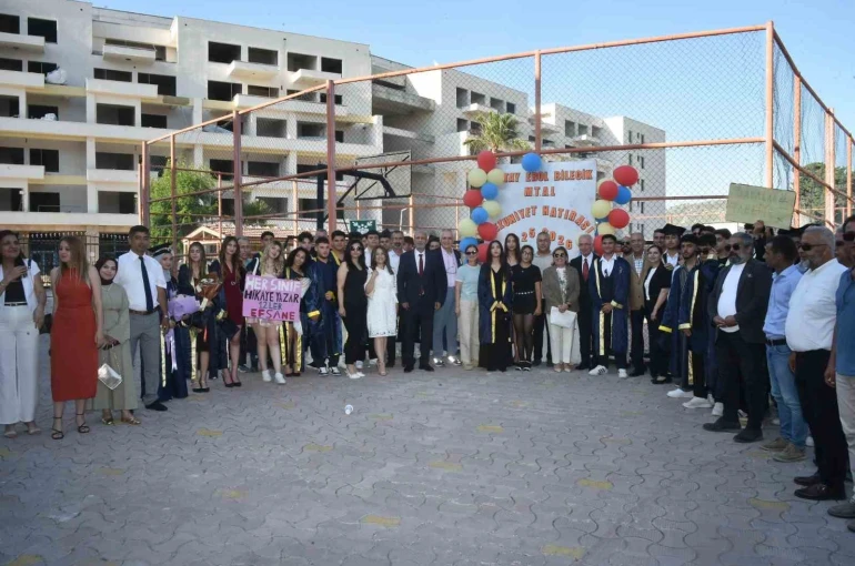 Başkan Yapar, gençlerin mezuniyet coşkusuna ortak oldu