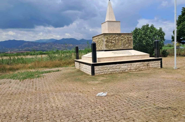 Başkan Yıldırımkaya, şehitliği kirletenlere tepki gösterdi 