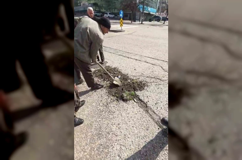 Başkentte belediyeden umudu kesen vatandaşlar köstebek yuvasına dönen yolları kendileri onardı