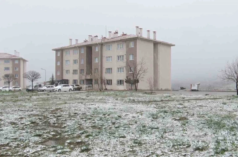 Başkentte kar ve karla karışık yağmur etkili oldu