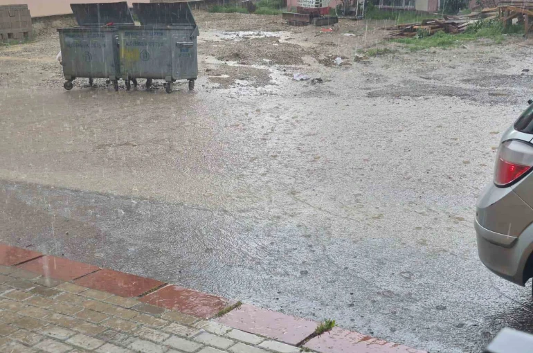 Başkentte sağanak etkili oldu, yollar göle döndü