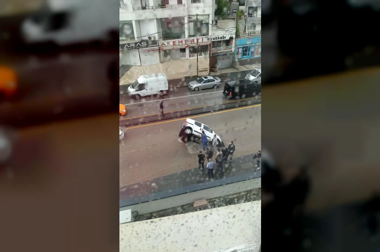Başkentte sağanak hayatı felç etti: Yol çöktü, araç çukura düştü, iş yerlerini su bastı