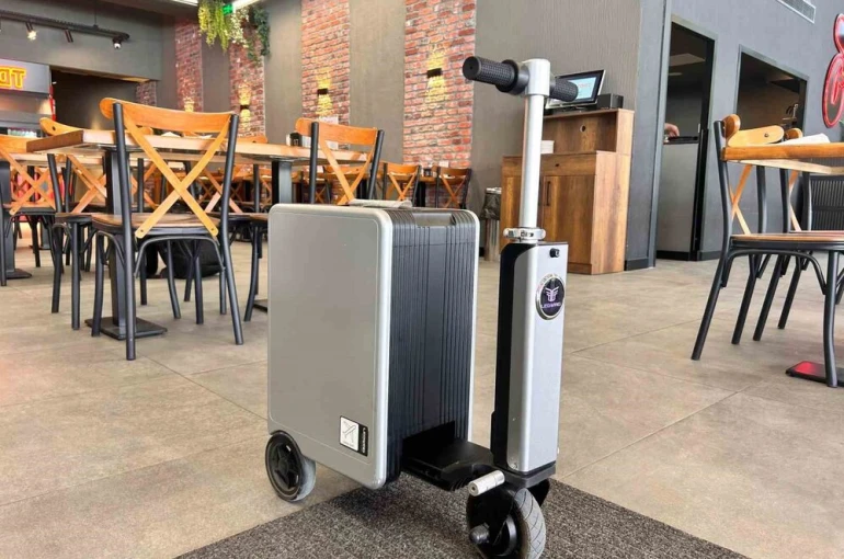 Başkentte scooter valizle paket servisi