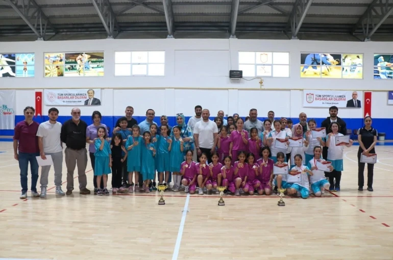 Basketbolda şampiyon Şeyh Şamil İlkokulu