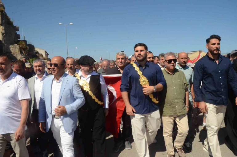Başpehlivan Erkan Taş’a memleketi Sinop’ta görkemli karşılama