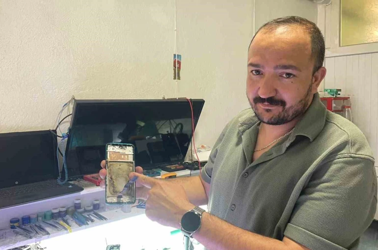 Bataryası değiştirilmek istenen cep telefonu bir anda alev aldı 