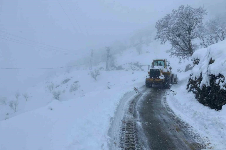Batman’da 115 yerleşim yerinin yolu kardan kapandı