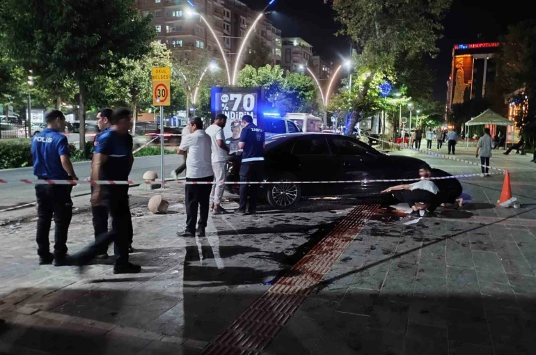 Batman’da kontrolden çıkan otomobil aydınlatma direğine çarptı