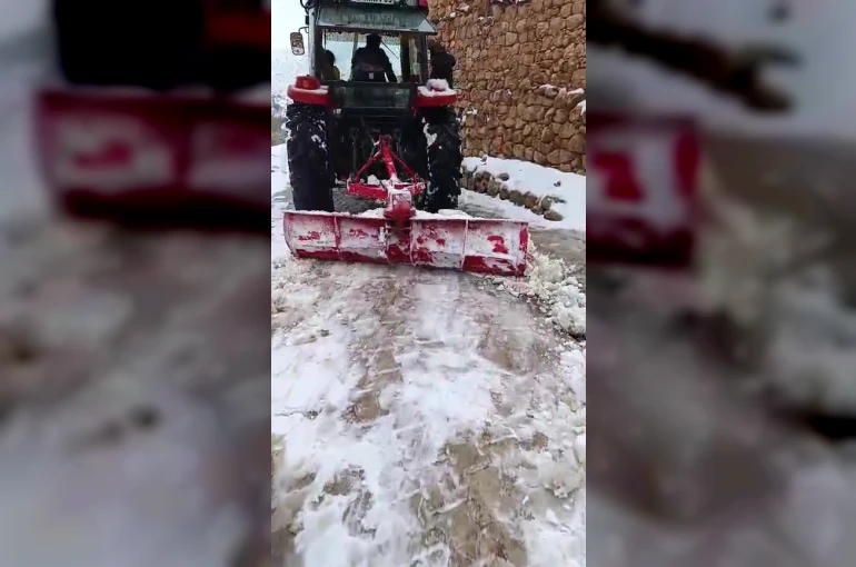 Batman’da muhtar, yolun kapanmaması için traktörle kar birikintilerini temizledi 