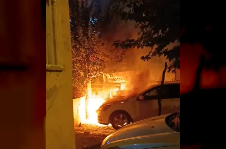 Batman’da park halindeki otomobil alev aldı