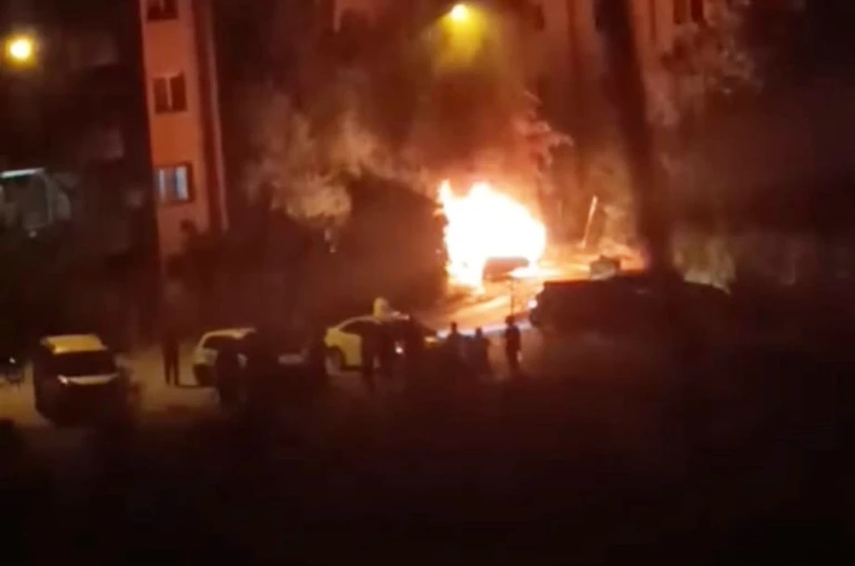 Batman’da park halindeki otomobil alevlere teslim oldu