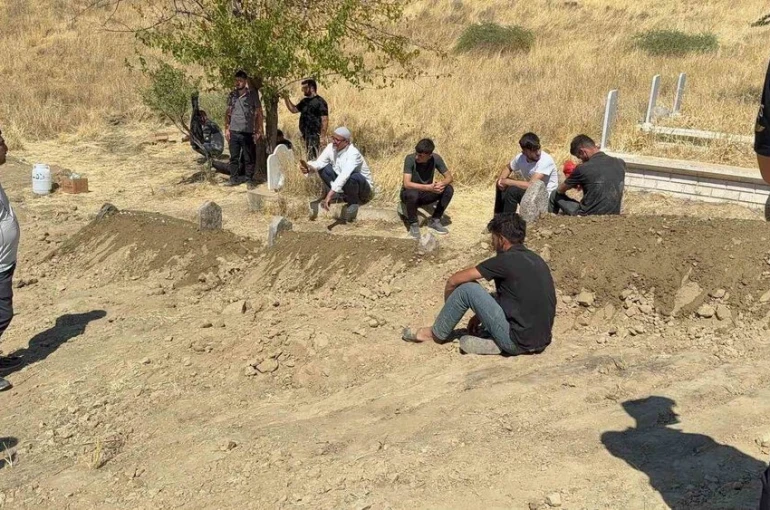 Batman’da saldırıda yaşamını yitiren aile, yoğun güvenlik önlemleri altında toprağa verildi