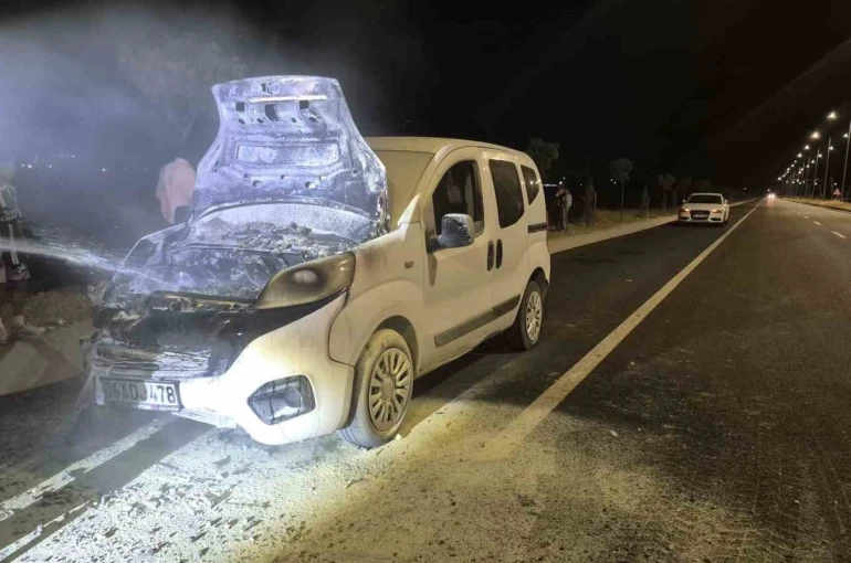 Batman’da seyir halindeki araç alev aldı