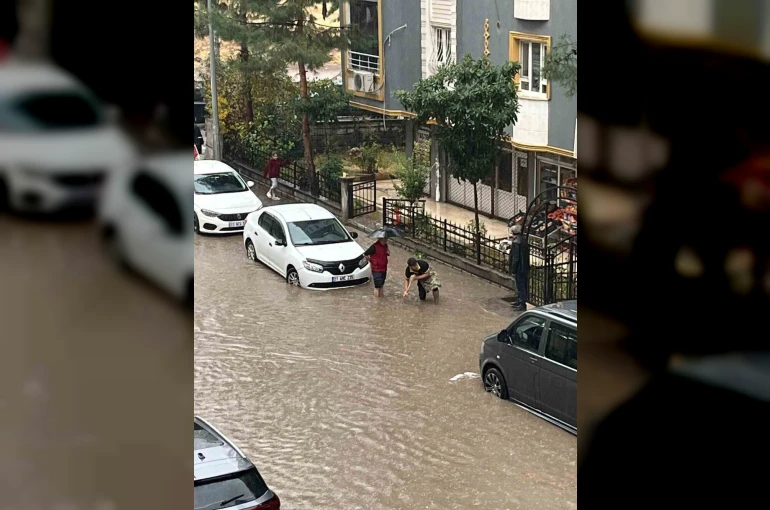 Batman’da yağış cadde ve sokakları göle çevirdi, vatandaş rögarları kendi imkanlarıyla açtı