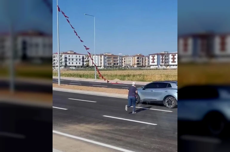 Batmanlı işçi yerdeki Türk bayrağını alıp, boyunun yettiği en yüksek noktaya astı