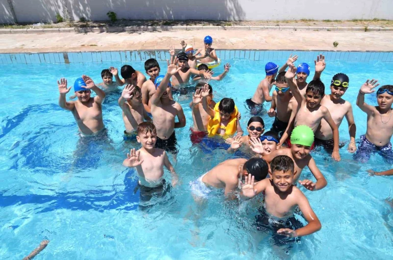 Battalgazi Belediyesi’nde Kur’an kursu öğrenilerine yüzme etkinliği