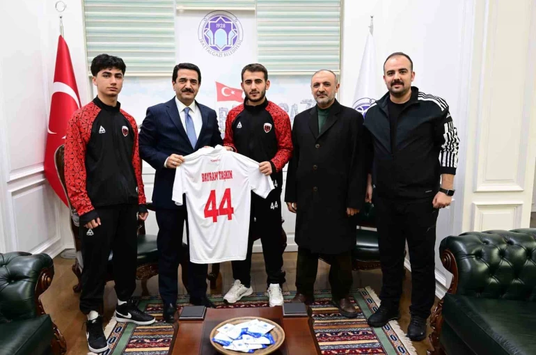 Battalgazi Belediyespor’un milli gururları Başkan Taşkın’ı ziyaret etti