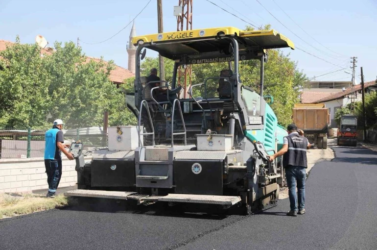 Battalgazi’de yıllardır sorun olan yol, asfaltla çözüldü 