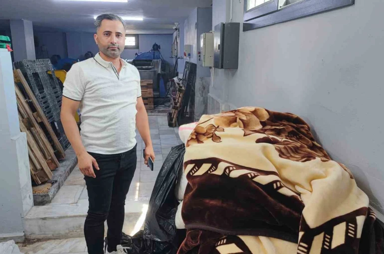 Battaniyenin içinden çıkan para ve cüzdanları teslim etti, yaşlı kadın poşeti sordu