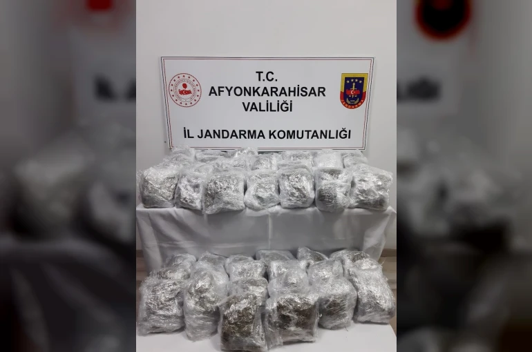 Bavulların içerisinden yaklaşık 17 kilogram uyuşturucu çıktı
