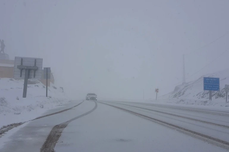 Bayburt-Erzurum kara yolunda mayıs ayında kar yağışı