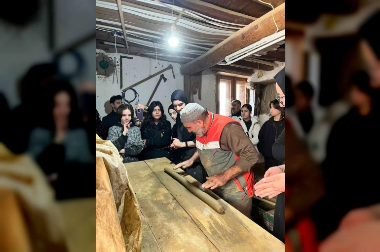 Bayburt GSL öğrencileri tandır atölyesinde çamura şekil verdi
