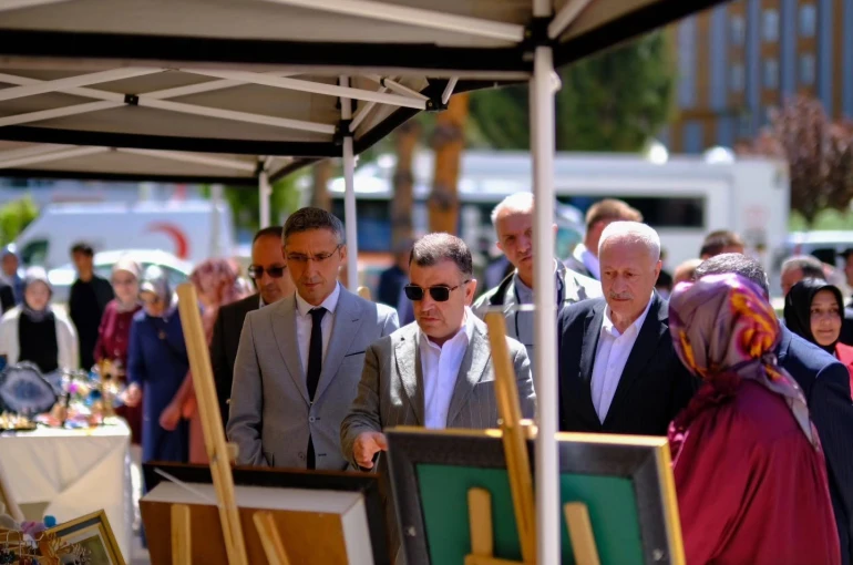 Bayburt Halk Eğitimi Merkezi kursiyerlerinden yıl sonu sergisi