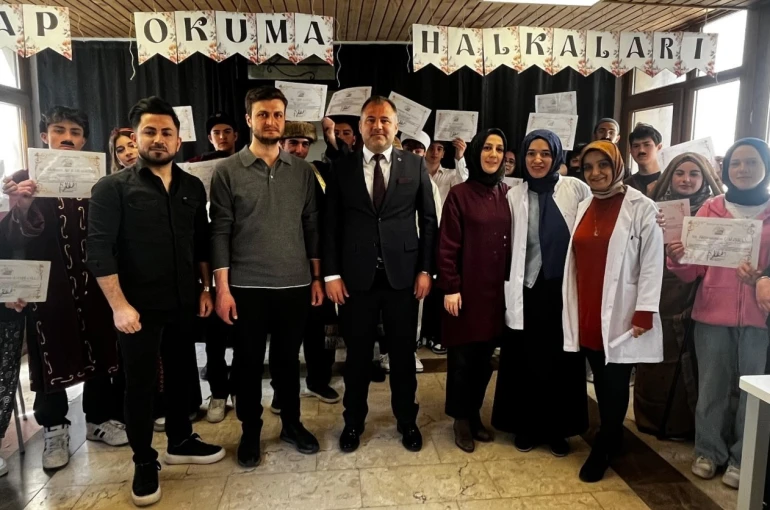 Bayburt Lisesi öğrencileri kitapları sahneye taşıdı