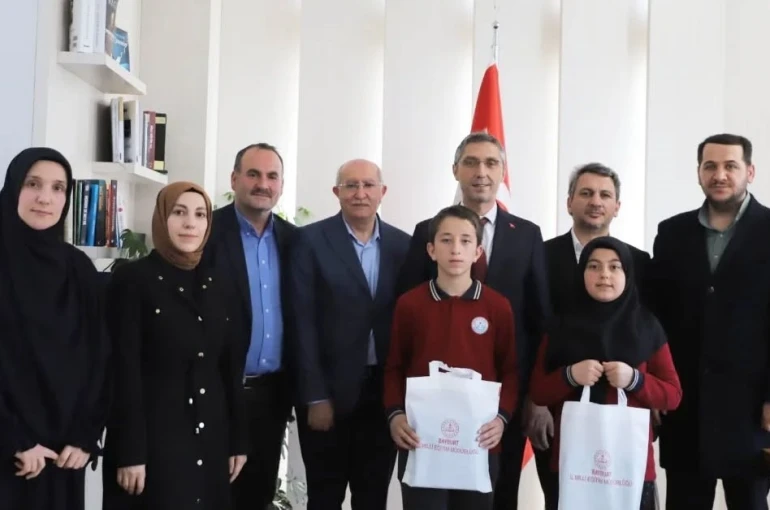 Bayburtlu bölge birincisi öğrenciler ödüllendirildi