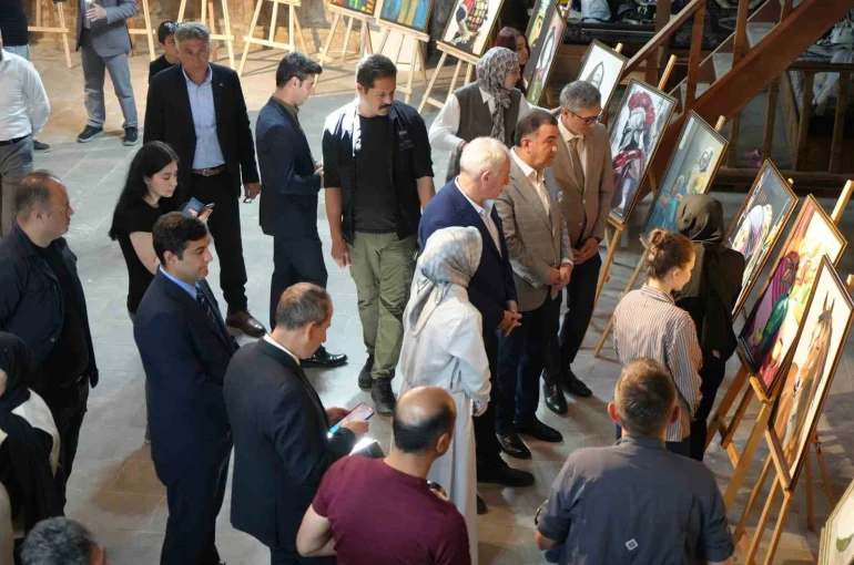 Bayburtlu genç yeteneklerin eserleri tarihi Taşhan’da sergilendi